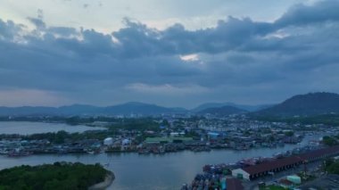 Phuket 'in en büyük balıkçılık limanı ve Phuket tersanesinde geniş bir kanal görünüyor. Phuket balıkçılık limanının üzerinde gün batımında güzel bir bulut. balıkçı tekneleri.