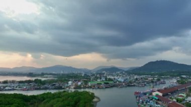 Phuket 'in en büyük balıkçılık limanı ve Phuket tersanesinde geniş bir kanal görünüyor. Phuket balıkçılık limanının üzerinde gün batımında güzel bir bulut. balıkçı tekneleri.