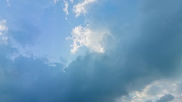 4K全景壮丽的空中超驰掠过大海上方的天空 自然的云彩和云彩在滚滚而去 4K自然云彩天空 — 图库视频影像
