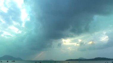 4K panorama Majestic manzara hiper yanıltıcı ışık okyanusun üzerindeki gökyüzünde. Doğa bulutlu gökyüzü ve bulutlar hareket ediyor. 4k doğa bulutlu gökyüzü. 