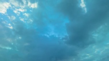 4K panorama Majestic manzara hiper yanıltıcı ışık okyanusun üzerindeki gökyüzünde. Doğa bulutlu gökyüzü ve bulutlar hareket ediyor. 4k doğa bulutlu gökyüzü. 