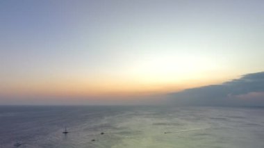 Promthep CapePromthep 'in pelerin bakış açısından gökyüzüne doğru hiperhızlandırılmış ışık Phuket adasının en popüler bakış açısıdır. Renkli Gökyüzündeki Güzel Günbatımı Güneş Cirrus Bulutları.