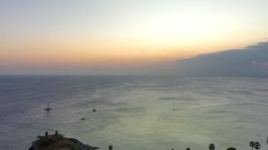 Promthep CapePromthep 'in pelerin bakış açısından gökyüzüne doğru hiperhızlandırılmış ışık Phuket adasının en popüler bakış açısıdır. Renkli Gökyüzündeki Güzel Günbatımı Güneş Cirrus Bulutları.