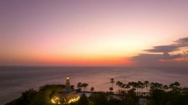 Phuket 'te günbatımı ya da gündoğumu manzarası. Doğanın muhteşem ışığı bulutlu manzarası. Gökyüzü ve bulutlar alacakaranlıkta hareket ediyor.