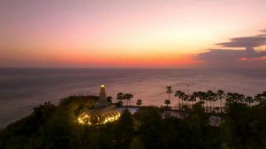 Phuket 'te günbatımı ya da gündoğumu manzarası. Doğanın muhteşem ışığı bulutlu manzarası. Gökyüzü ve bulutlar alacakaranlıkta hareket ediyor.