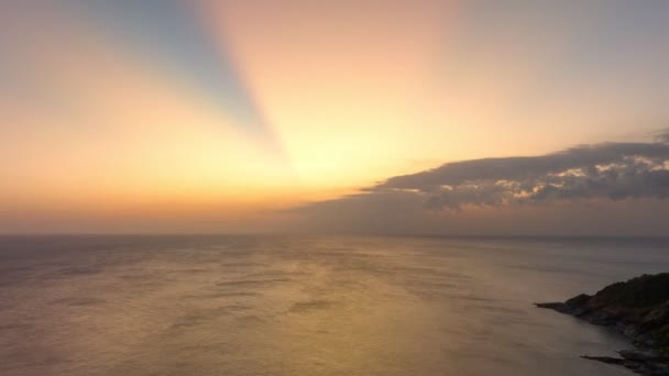 Hiperlapso Aéreo Vista Luz Através Céu Promthep Capepromthep Cape Viewpoint — Vídeo de Stock