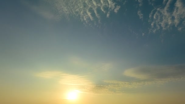 Luchtfoto Hyperlapse Zicht Gouden Hemel Bij Zonsondergang Boven Het Vrijheidsstrand — Stockvideo