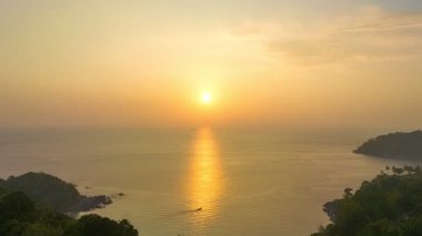 Özgürlük plajı Patong Phuket.Özgürlük plajında günbatımında, hava hiperhız düşüşü manzarası. Özgürlük plajında gün batımında bulutsuz bir gökyüzü. Rengi değişmiş. Gökyüzü dokusu, soyut doğa arkaplanı.