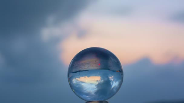 在水晶球中看到美丽的自然落日 在海滩上的水晶球中看到惊人的落日 独特而富有创意的旅行的形象 — 图库视频影像