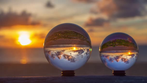 在水晶球中 美丽的落日在海面上 在海滩上的水晶球中 美丽的落日 自然与旅行概念中高质量的镜头 — 图库视频影像