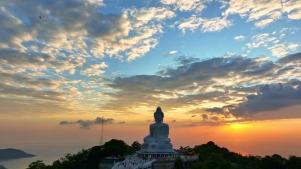 Εναέρια Άποψη Πουκέτ Μεγάλο Βούδα Στο Όμορφο Ηλιοβασίλεμα Ήλιος Λάμπει — Αρχείο Βίντεο