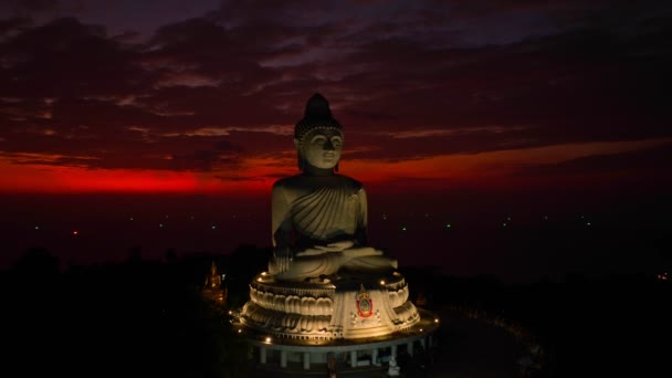 Luchtfoto Verbazingwekkende Rode Lucht Bij Phuket Grote Boeddha Heel Schemering — Stockvideo