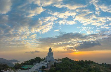 Hava manzaralı Phuket Büyük Buda güzel bir günbatımında