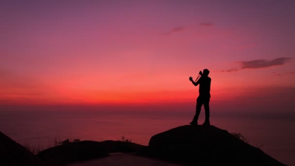 Uomo Alza Prende Selfie Contro Una Scena Con Cielo Rosso — Video Stock