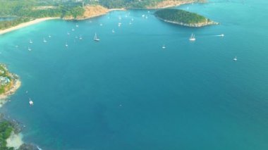 Bir hava manzarası, su başucu kayalara çarpar turkuaz denize doğru çıkar dalgalar adanın çevresindeki kayalara çarpar mavi deniz yeşili arka plan...