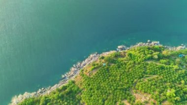 Bir hava manzarası, su başucu kayalara çarpar turkuaz denize doğru çıkar dalgalar adanın çevresindeki kayalara çarpar mavi deniz yeşili arka plan...