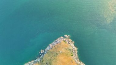 Bir hava manzarası, su başucu kayalara çarpar turkuaz denize doğru çıkar dalgalar adanın çevresindeki kayalara çarpar mavi deniz yeşili arka plan...