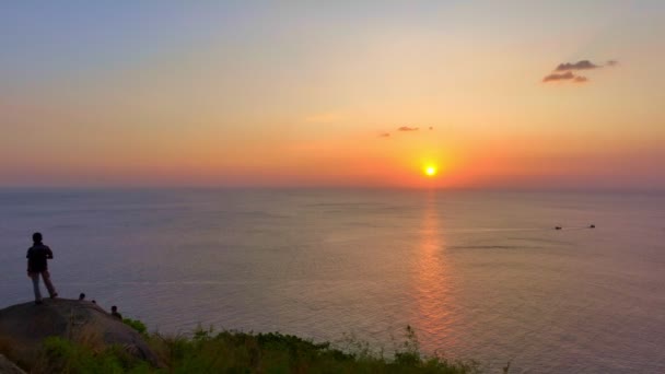 海の上の日没の黄金の空海のビデオ4Kの上の日没の黄金の空 自然ビデオ高品質の映像 空の背景のオレンジ色とカラフルなロマンチックな空の夕日のシーン — ストック動画