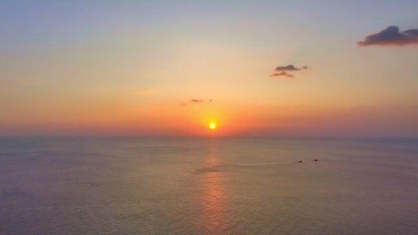 Denizin Üzerinde Gün Batımında Altın Gökyüzü Deniz Üzerinde Günbatımında Altın — Stok video