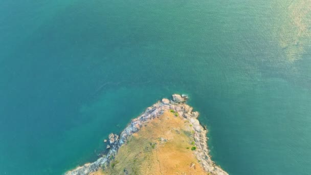 Aerial View Water Hits Heady Rocks Jutting Out Turquoise Sea — Stock Video