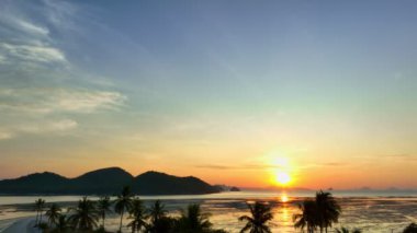  Gökyüzü ve deniz üzerinde gün batımı