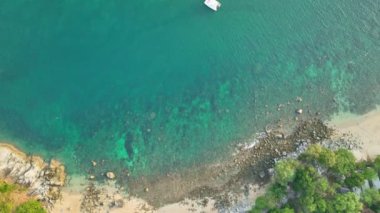 Hava manzaralı Ao Sean küçük beyaz kumlu plaj. Ao Sane plajı Phuket 'te kayalıklar, turkuaz deniz. 4k renkli mavi deniz arka planı. Gizli sahilde güzel bir doğa..