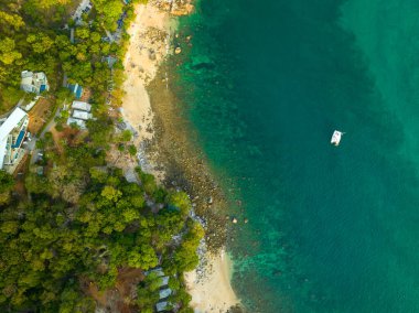Hava manzarası Ao Sean kayalarla kaplı küçük beyaz kumsal