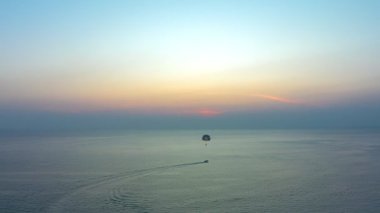 Karon Sahili Phuket 'te gün batımında gökyüzü çok güzel görünüyor. Gökyüzü deseni, soyut doğa arkaplanı güçlü bulutlu güneş batımı ışık ışınları. 