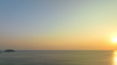  Gökyüzü ve deniz üzerinde gün batımı