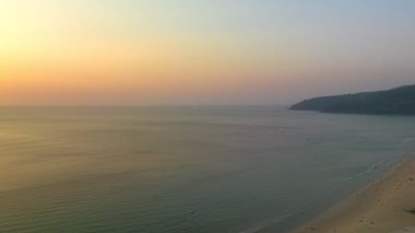 Karon Sahili Phuket 'te gün batımında gökyüzü çok güzel görünüyor. Gökyüzü deseni, soyut doğa arkaplanı güçlü bulutlu güneş batımı ışık ışınları. 