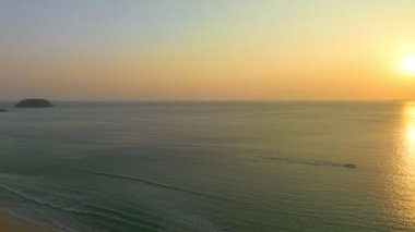  Gökyüzü ve deniz üzerinde gün batımı