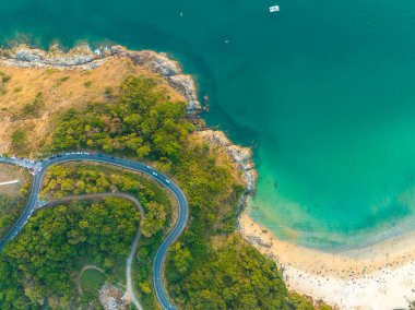 Hava manzaralı Phuket plajı çevresindeki yol plaj boyunca yüksek dağ rüzgarları ve çeşitli bakış açıları.