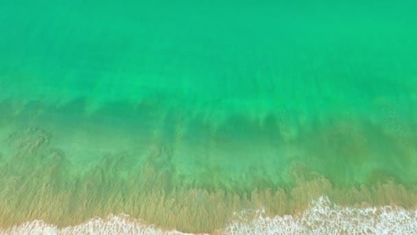 白沙滩上海浪无缝回旋的航拍图像 一浪接一浪地冲向白色长滩上的海岸 翠绿的大海 洁白的浪花 清澈的沙滩 天堂海滩 — 图库视频影像