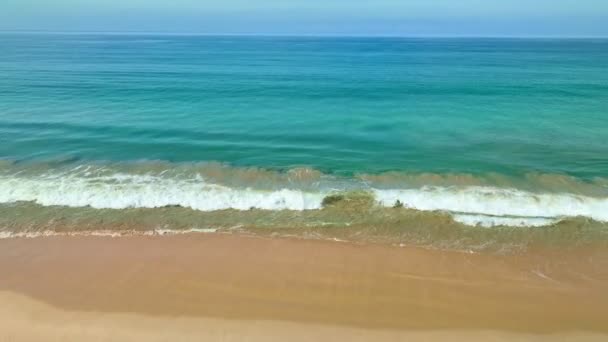 Beyaz Kumsalda Deniz Dalgalarının Kusursuz Bir Döngüsü Var Uzun Beyaz — Stok video