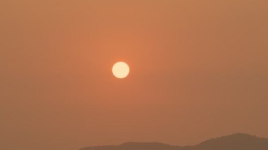 Gökyüzü renk değiştirir, Tayland 'da gün batımı güzeldir.