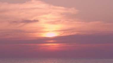 Meditasyon okyanusu ve gökyüzü arka planı. Görkemli gün batımı veya gündoğumu bulutlu arkaplan.