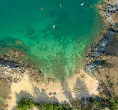 .Nui sahilinin etrafındaki turkuaz deniz manzarası turistik alanlarla çevrili Nui plajı şnorkelle yüzmek ve deniz kanosu kullanmak için iyi bir yer...