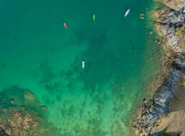 .Nui sahilinin etrafındaki turkuaz deniz manzarası turistik alanlarla çevrili Nui plajı şnorkelle yüzmek ve deniz kanosu kullanmak için iyi bir yer...