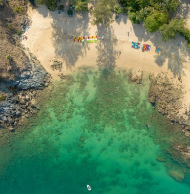 .Nui sahilinin etrafındaki turkuaz deniz manzarası turistik alanlarla çevrili Nui plajı şnorkelle yüzmek ve deniz kanosu kullanmak için iyi bir yer...
