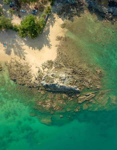 环绕着旅游景点的小海滩环绕着绿松石海的空中全景努阿海滩是游泳 潜水和划艇的好地方绿松石海背景 — 图库照片