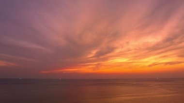 Alacakaranlıkta deniz manzaralı hiperhız manzaralı. Koyu gün batımı gökyüzünde renkli kırmızı ışık yalağı manzarası. Renk farkı. Gökyüzü dokusu, soyut doğa arkaplanı.