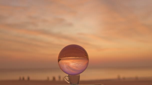 Upływ Czasu Widok Kolorowe Natury Zachodzie Słońca Wewnątrz Kryształowej Kuli — Wideo stockowe