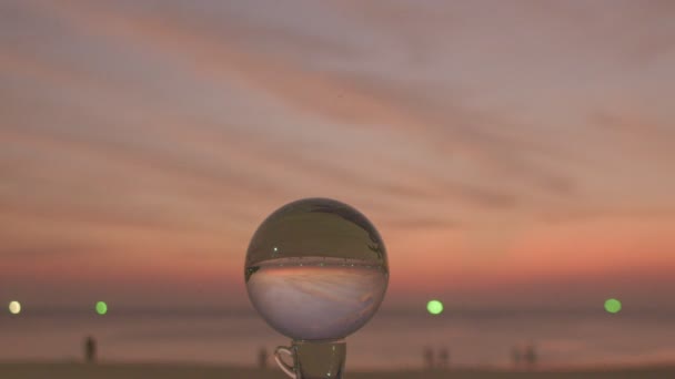 Kristal Kürenin Içinde Gün Batımında Renkli Doğanın Zamansız Görüntüsü Sahilde — Stok video