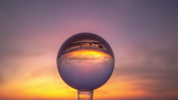 クリスタルボールの中の日没時の色鮮やかな自然の時間の経過ビーチのクリスタルボールで海の上の美しい夕日 自然と旅のコンセプトで高品質の映像 — ストック動画