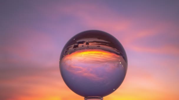 クリスタルボールの中の日没時の色鮮やかな自然の時間の経過ビーチのクリスタルボールで海の上の美しい夕日 自然と旅のコンセプトで高品質の映像 — ストック動画