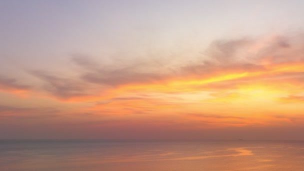 Vista Aérea Hiperlapso Impresionante Puesta Sol Mar Escena Colorido Cielo — Vídeo de stock