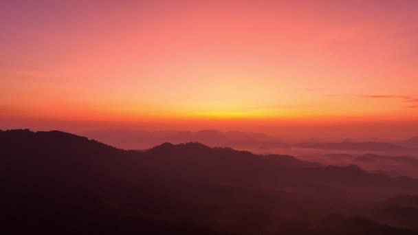 Vista Aérea Impresionante Puesta Sol Sobre Cresta Montaña Crepúsculo Escena — Vídeos de Stock