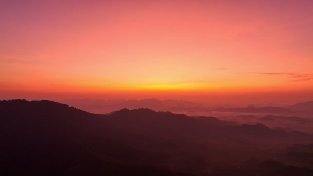Vista Aérea Impresionante Puesta Sol Sobre Cresta Montaña Crepúsculo Escena — Vídeos de Stock