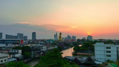Altın Buda 'da hava manzaralı güzel bir gün batımı. Wat Paknam Bhasicharoen, Bangkok 'un Phasi Charoen ilçesinde Chao Phraya Nehri' nde bulunan bir kraliyet mabedidir.,