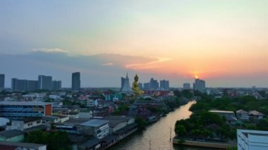 Altın Buda 'da hava manzaralı güzel bir gün batımı. Wat Paknam Bhasicharoen, Bangkok 'un Phasi Charoen ilçesinde Chao Phraya Nehri' nde bulunan bir kraliyet mabedidir.,